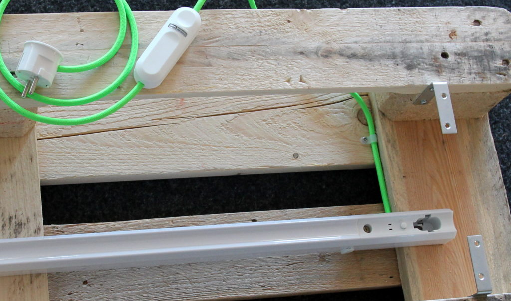 Eine Paletten Lampe selber bauen Kabel sichern